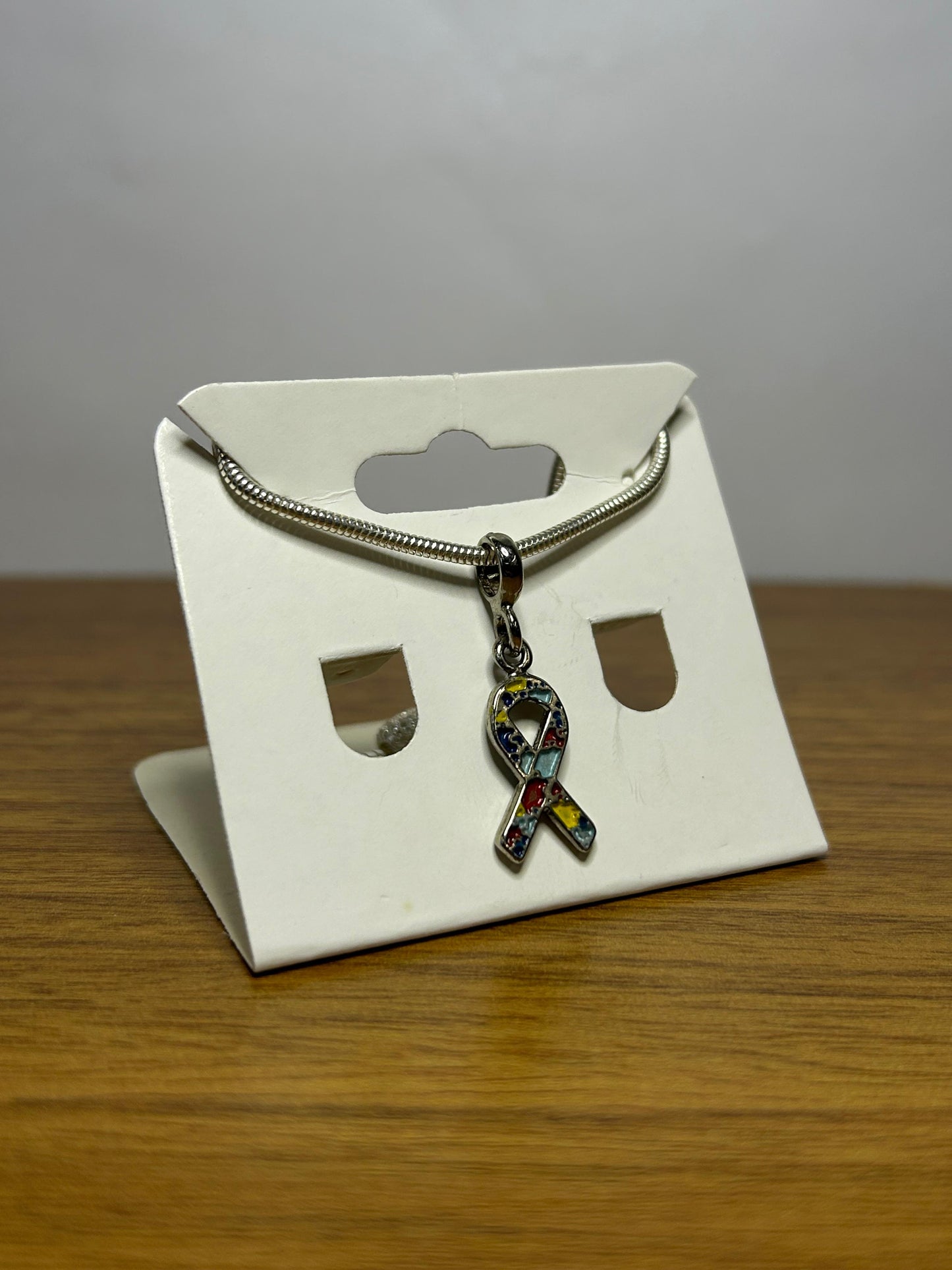 Berloque Lacinho com Símbolo do Autismo - Conscientização em Cada Detalhe