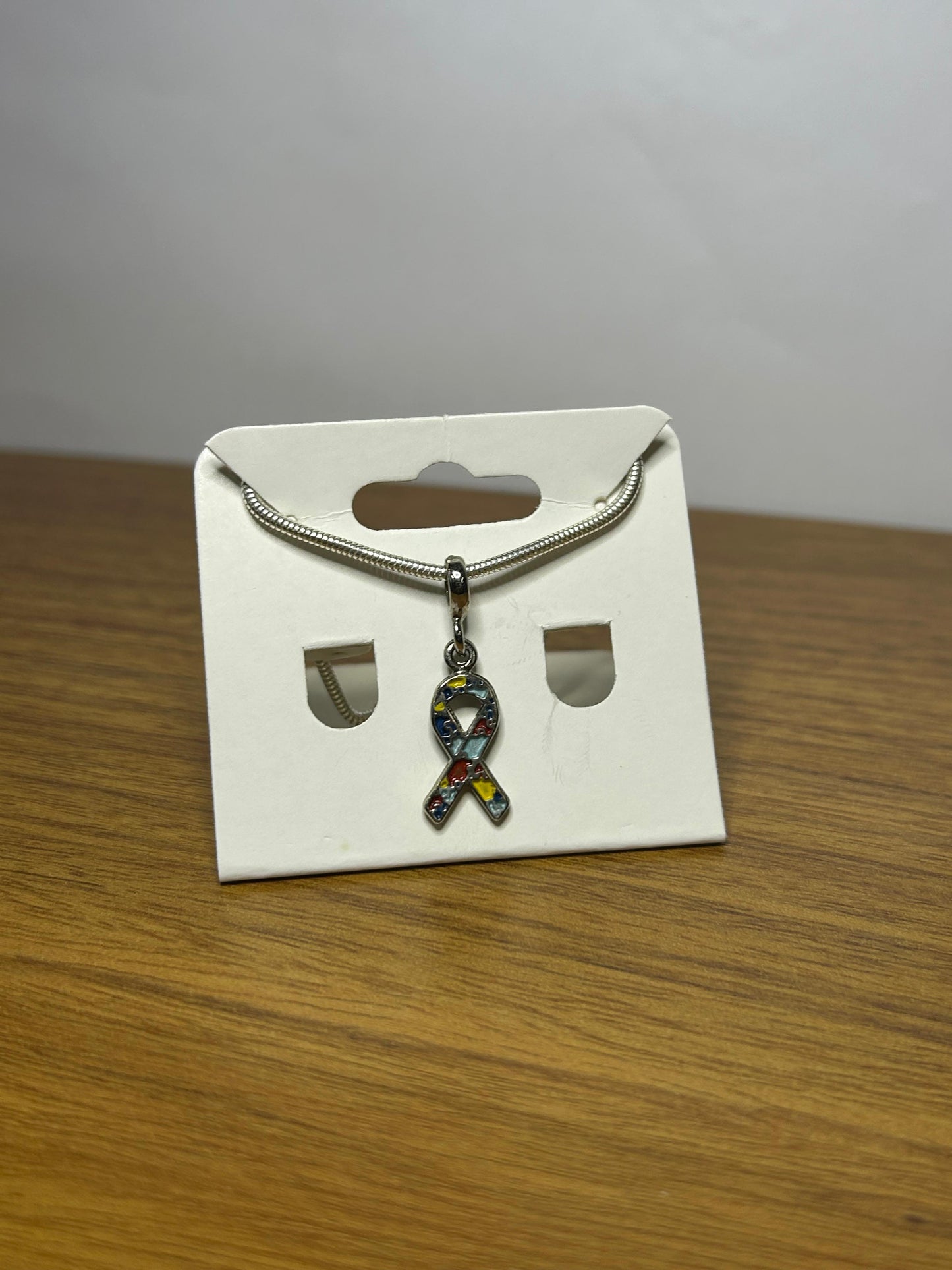 Berloque Lacinho com Símbolo do Autismo - Conscientização em Cada Detalhe