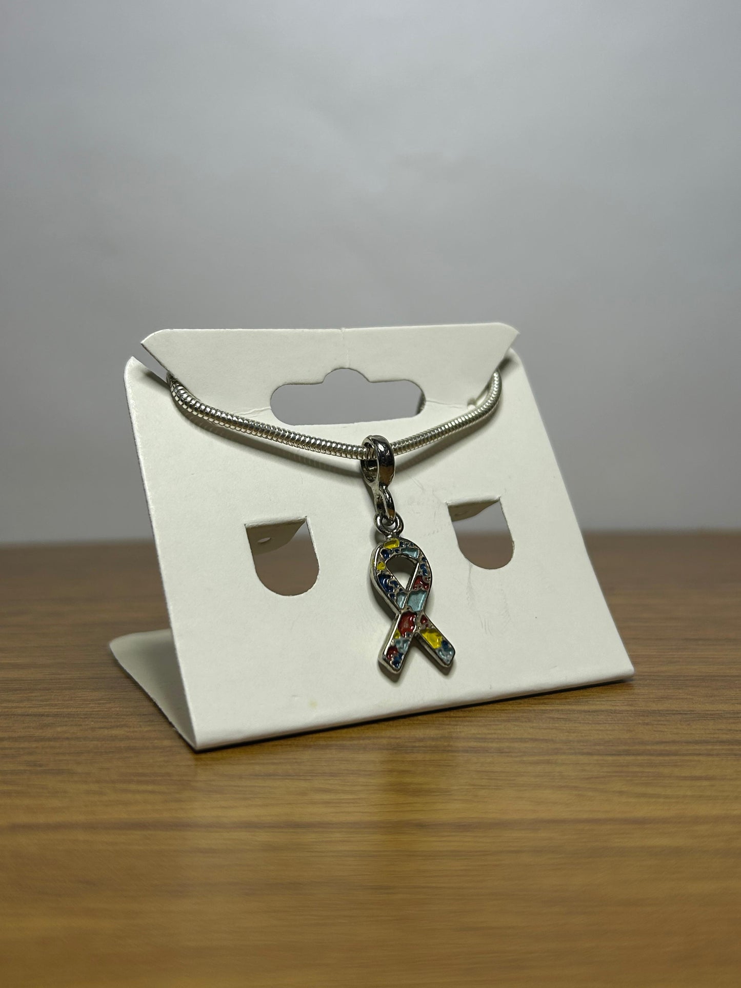 Berloque Lacinho com Símbolo do Autismo - Conscientização em Cada Detalhe